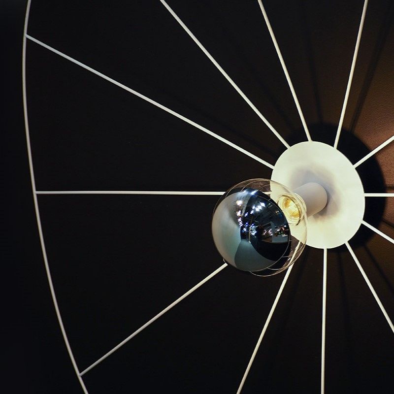 Stylowy kinkiet Eskola z drucianym kloszem, który przyciąga wzrok.