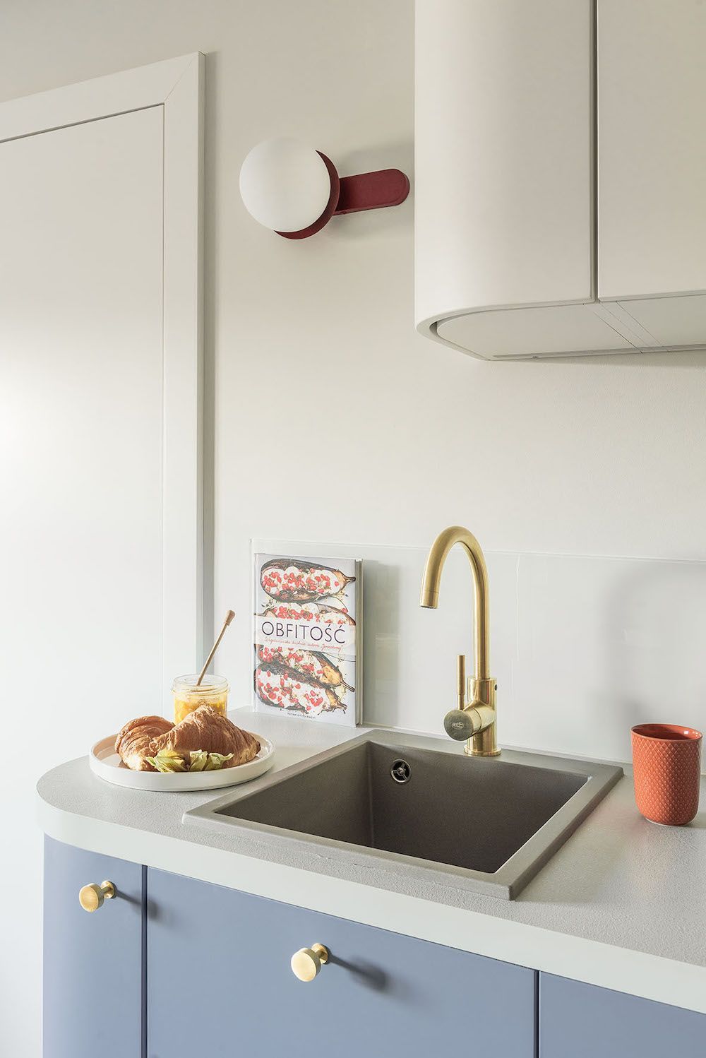 Szklany kinkiet Kuul D w kolorze burgundowym