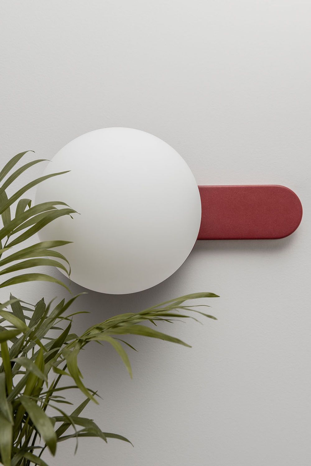 Szklany kinkiet Kuul D w kolorze burgundowym