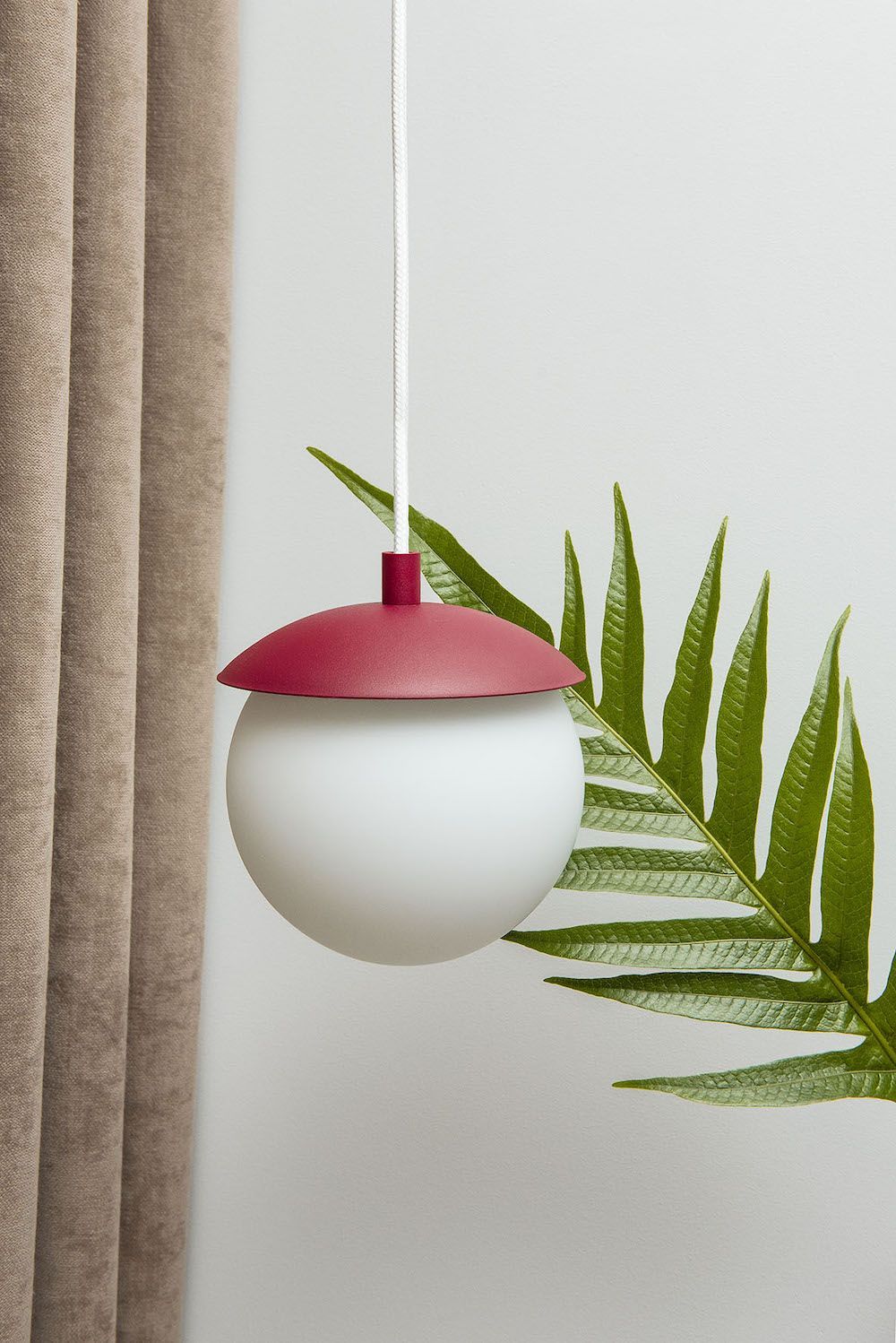 Wisząca lampa z burgundowego szkła Kuul F