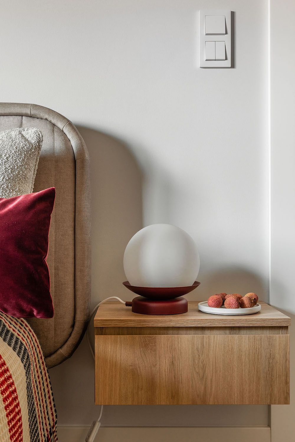 Szklana lampa stołowa Kuul ST z burgundową podstawą