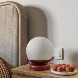 Szklana lampa stołowa Kuul ST z burgundową podstawą