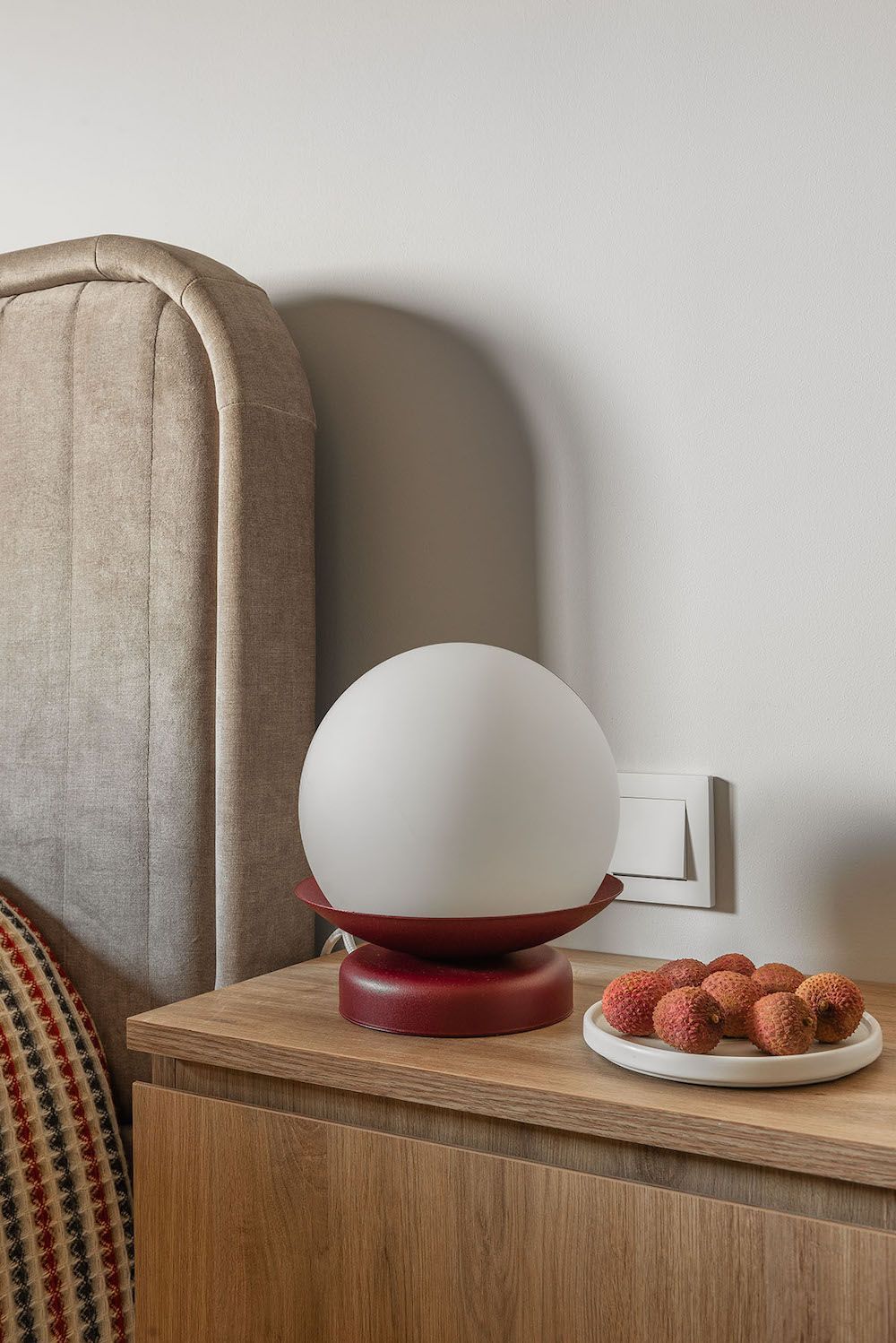 Szklana lampa stołowa Kuul ST z burgundową podstawą