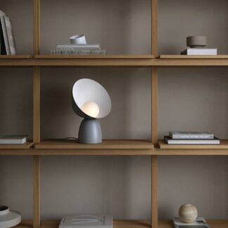 Szara stołowa lampa Hello od DFTP z regulowanym kloszem