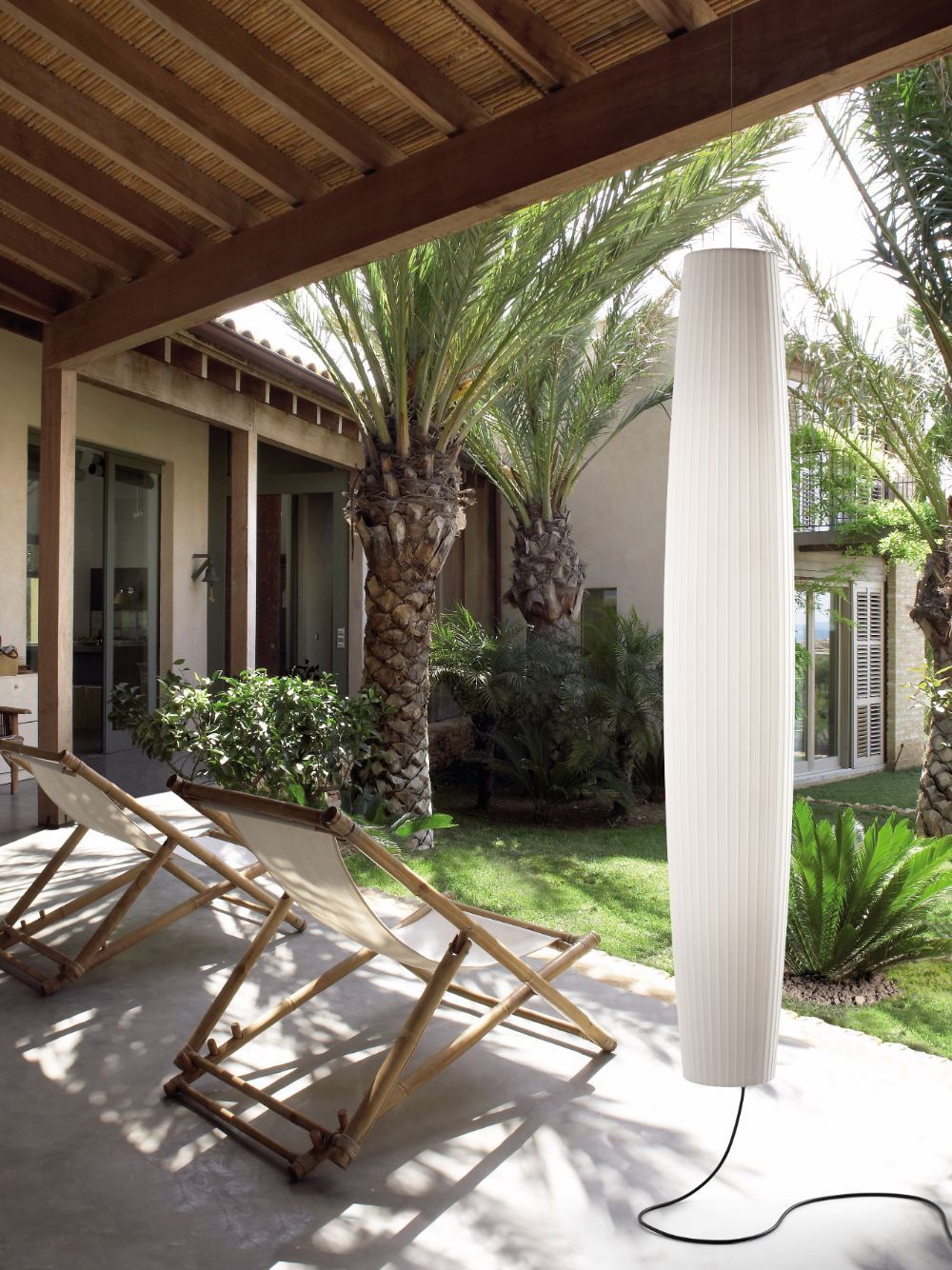 Biała zewnętrzna lampa podłogowa Maxi P/180 z oświetleniem LED i klasą szczelności IP66