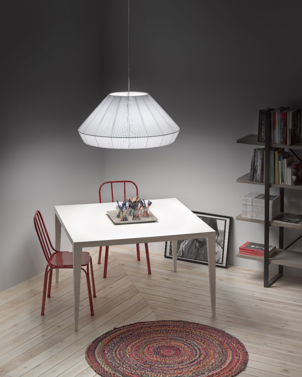 Wisząca lampa Mei 125 w białym kolorze z plisowanym kloszem