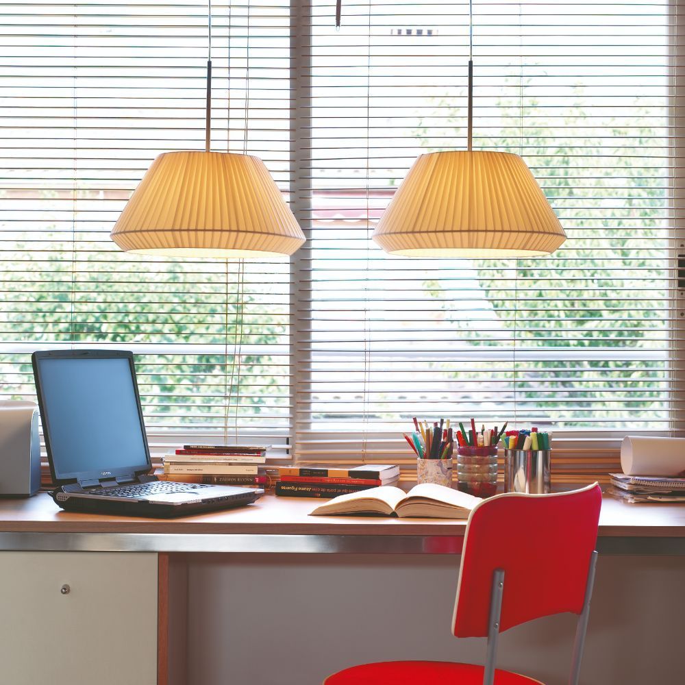 Kremowa, wisząca lampa Mei 38 z eleganckim plisowanym abażurem