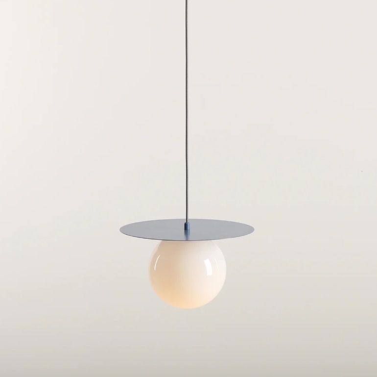 Wisząca lampa Loop w kolorze zgaszonego niebieskiego