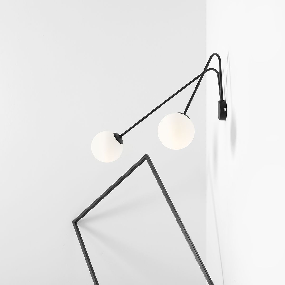 Duży kinkiet Holm z dwoma mlecznymi kloszami