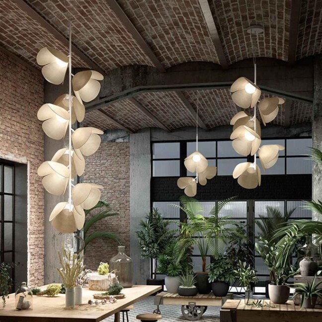 Wisząca lampa Mod S/73/3L z kloszami w złotym kolorze