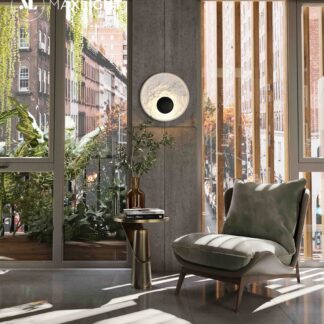 Elegancki kinkiet Oyaka z efektem odbitego światła na betonowej ścianie apartamentu. Okrągła, biała lampa ścienna z czarnym środkiem tworząca subtelną iluminację. Dekoracyjne oświetlenie w nowoczesnym wnętrzu z panoramicznymi oknami.