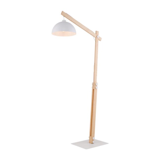 Skandynawska lampa podłogowa Oslo z jasnym drewnianym stelażem na białej podstawie i białym półokrągłym kloszem zwisającym z regulowanego ramienia, sfotografowana na białym tle.