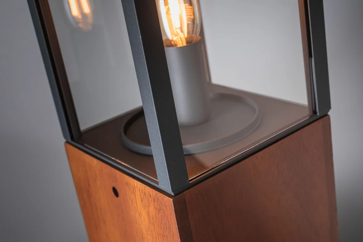 Ogrodowa lampa Venea Plug&Shine o klasie ochrony IP44