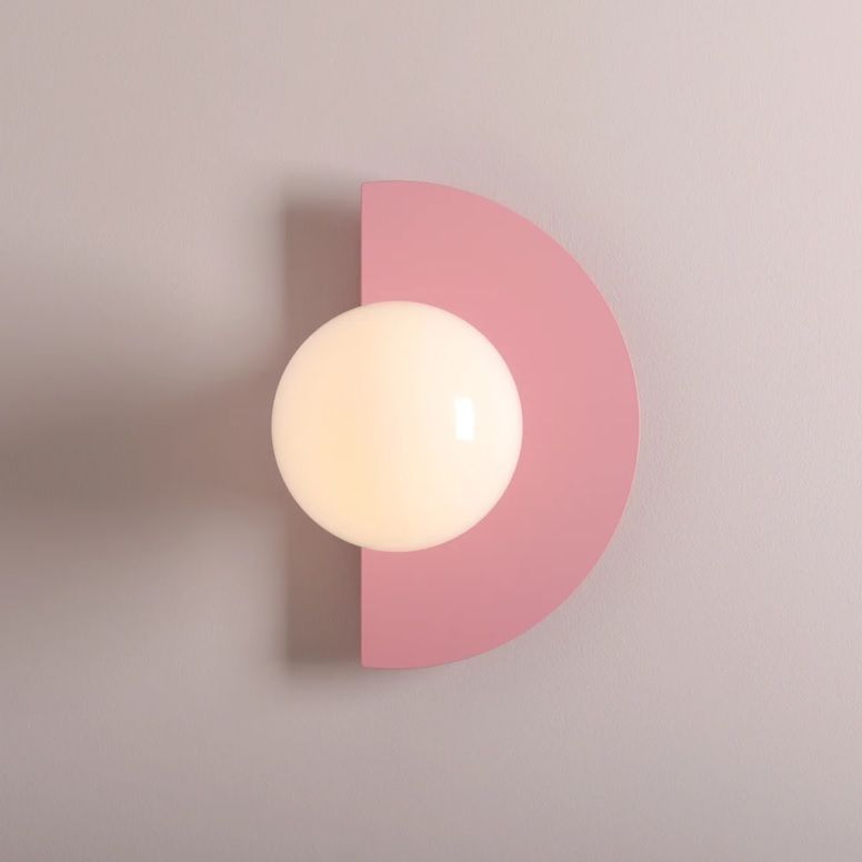 Kinkiet Loop w odcieniu baby pink, w kształcie dysku, idealny do sypialni