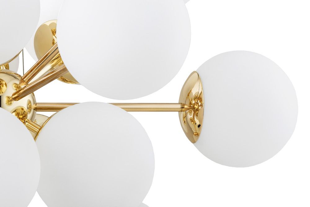 Złoty żyrandol Satelite Plus z kloszami w mlecznym odcieniu