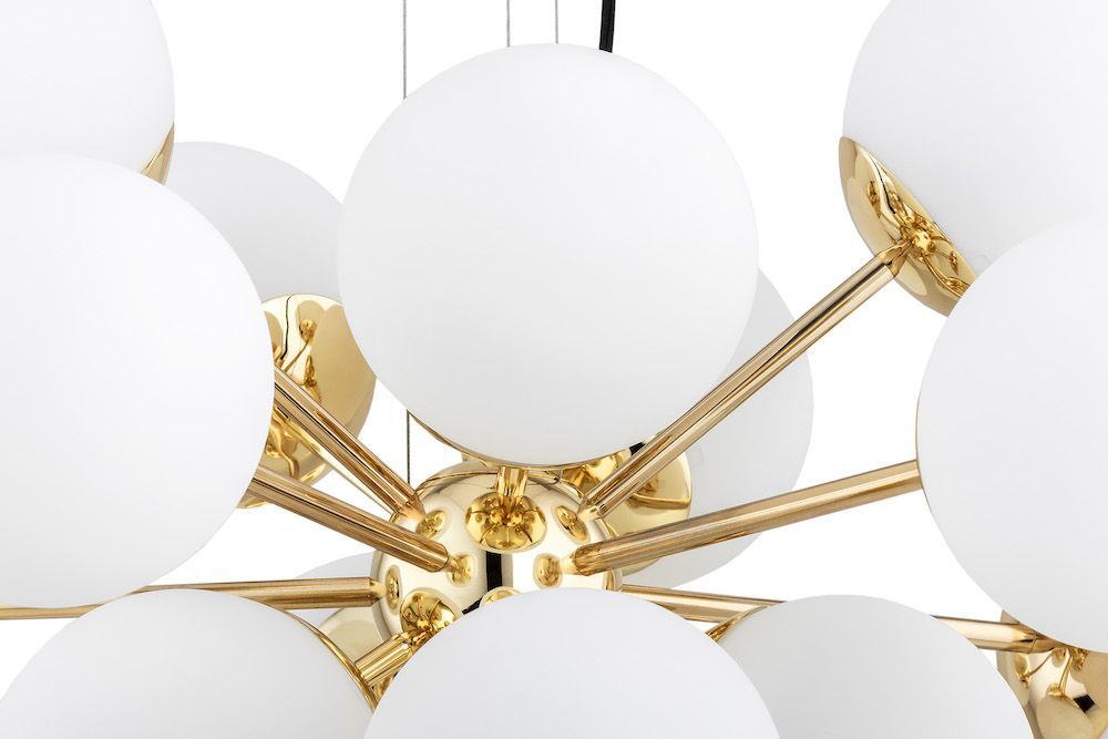 Złoty żyrandol Satelite Plus z kloszami w mlecznym odcieniu