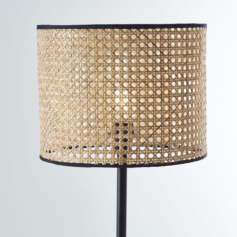 Lampa stojąca Wiley z abażurem z rattanu