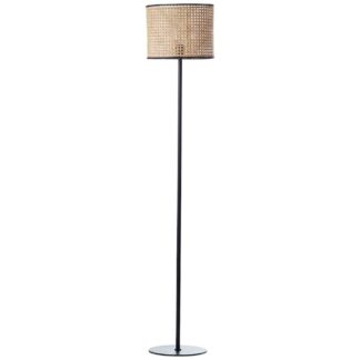 Lampa podłogowa Wiley z naturalnym cylindrycznym abażurem rattanowym o ażurowym splocie, zamontowana na wysokim czarnym metalowym stelażu z okrągłą podstawą. Idealna do wnętrz boho, skandynawskich i naturalnych.