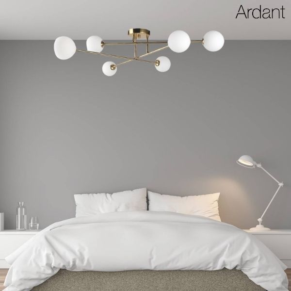 Złoty żyrandol Dorado 6 z mlecznymi kloszami