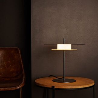 Nowoczesna czarna lampa stołowa Aeroplan to stylowy i elegancki dodatek do każdego wnętrza