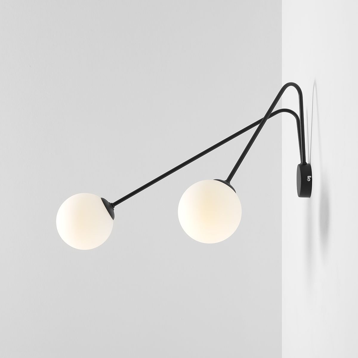 Duży kinkiet Holm z dwoma mlecznymi kloszami