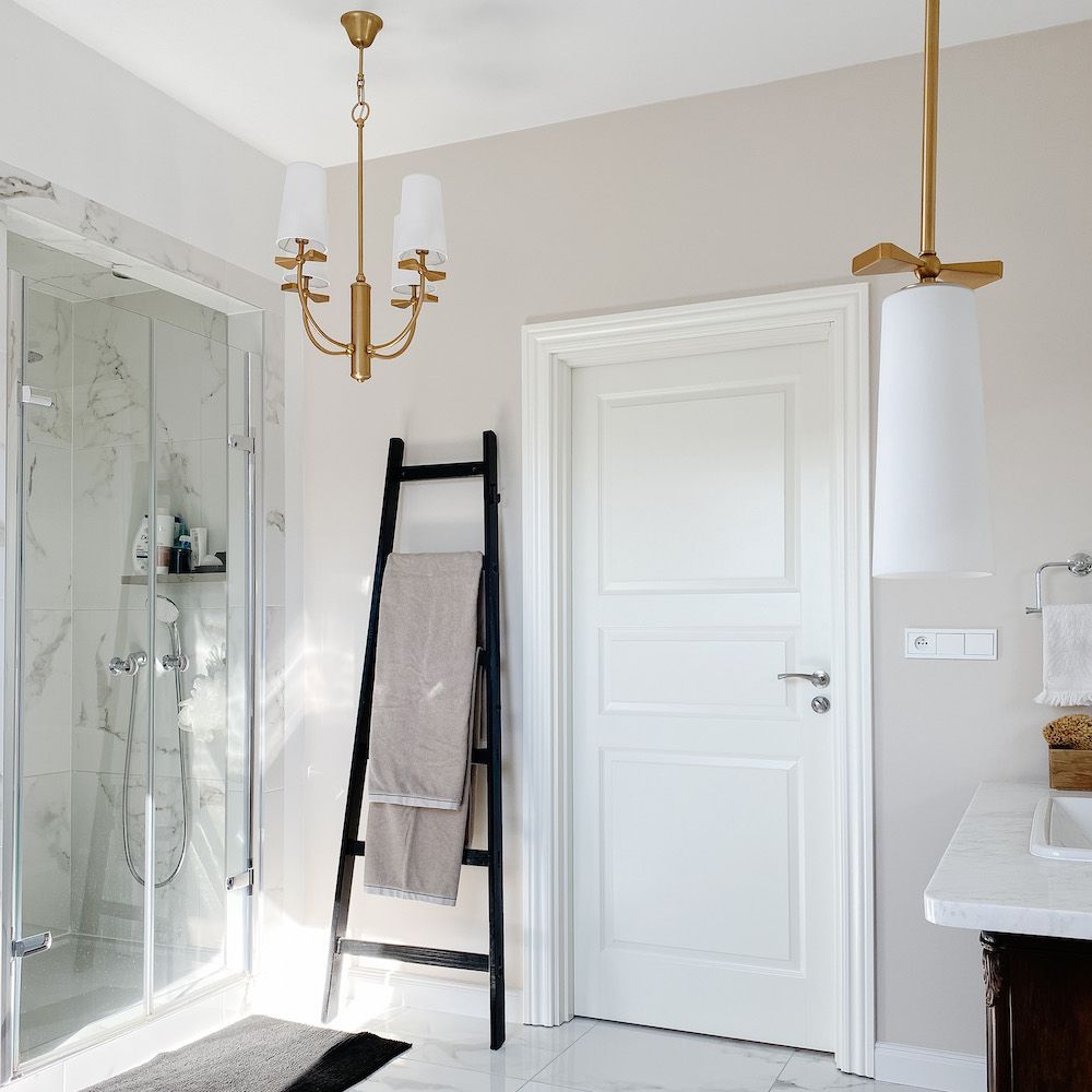 Złoty żyrandol Bow ozdobiony metalową kokardką