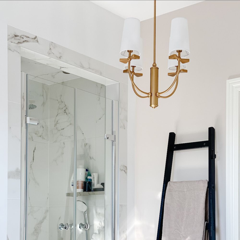 Złoty żyrandol Bow ozdobiony metalową kokardką