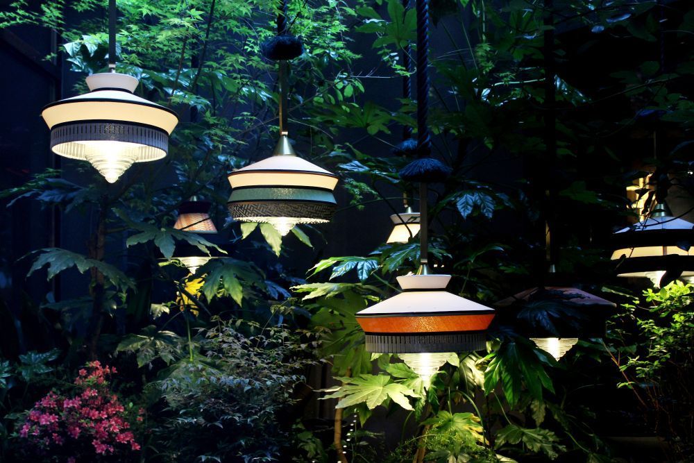 Wisząca lampa Calypso So Martinique Outdoor w kolorach czerni i czerwieni, o klasie szczelności IP65