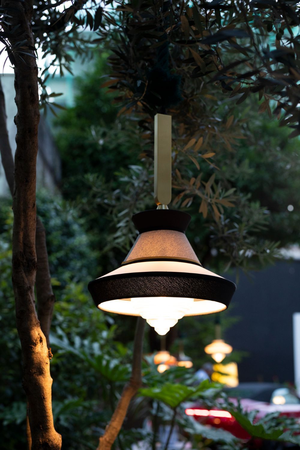 Wisząca lampa Calypso So Guadaloupe Outdoor w odcieniach bieli, czerni i szarości, o klasie szczelności IP65