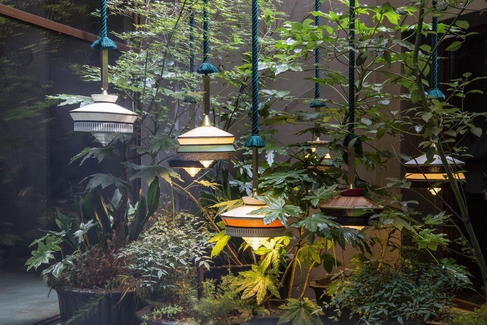 Stylowa lampa wisząca Calypso So Antigua Outdoor w biało-czarnych barwach o klasie ochrony IP65