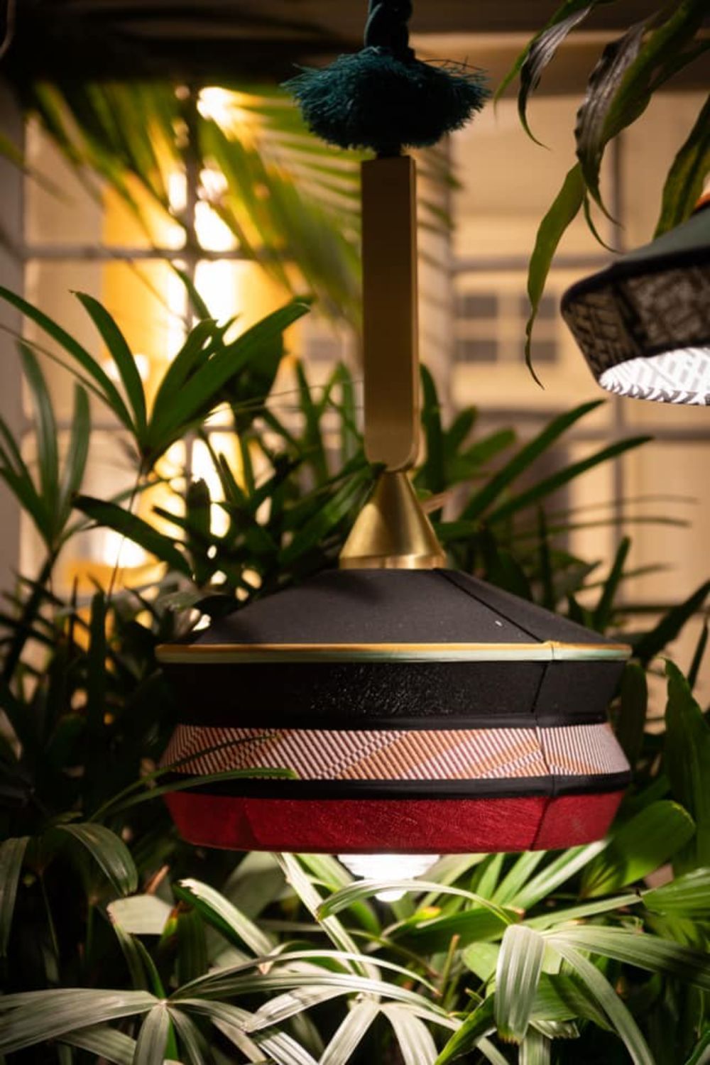 Wisząca lampa Calypso So Guadaloupe Outdoor w odcieniach bieli, czerni i szarości, o klasie szczelności IP65