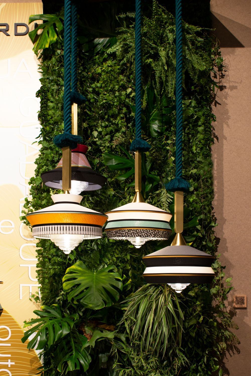Stylowa lampa wisząca Calypso So Antigua Outdoor w biało-czarnych barwach o klasie ochrony IP65