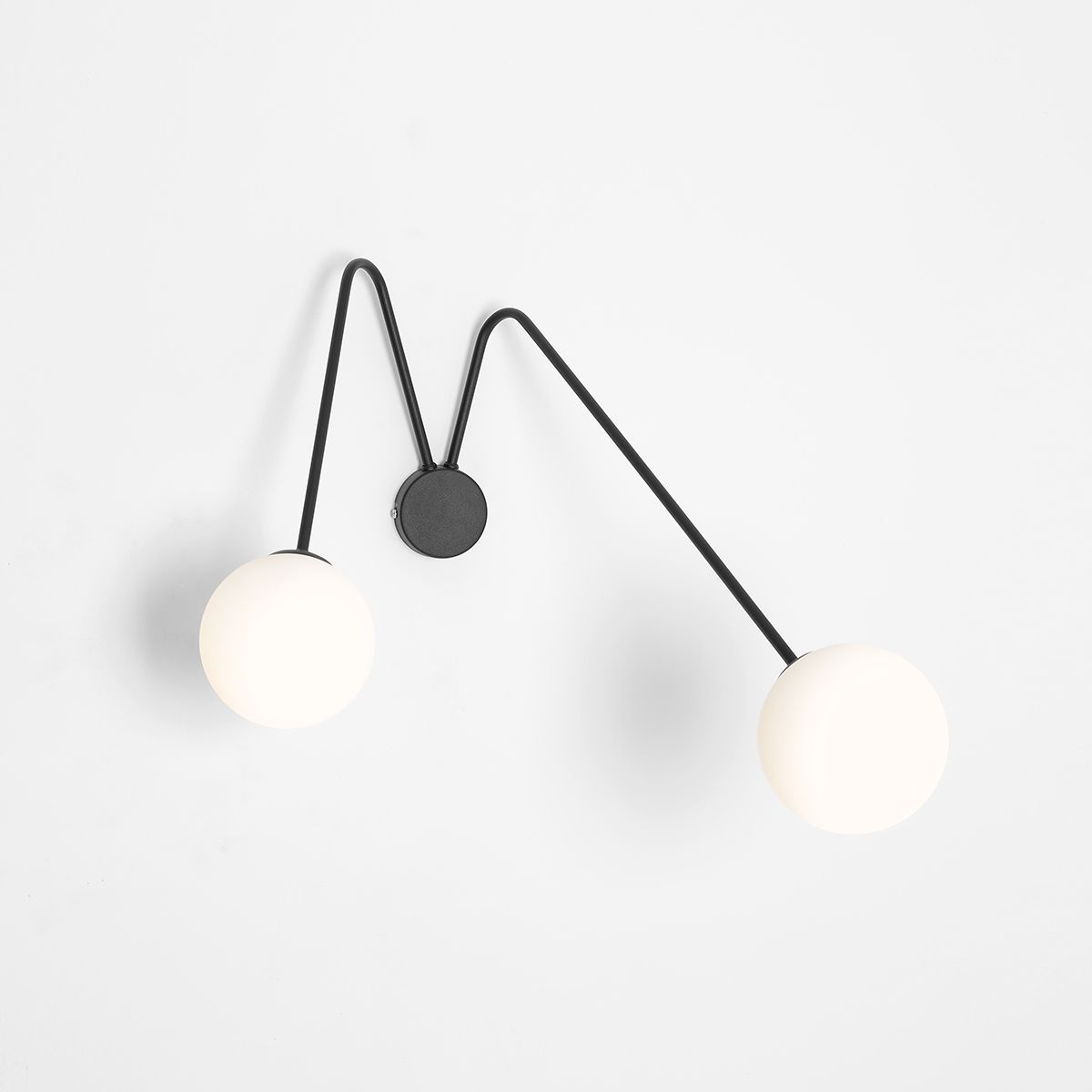 Duży kinkiet Holm z dwoma mlecznymi kloszami