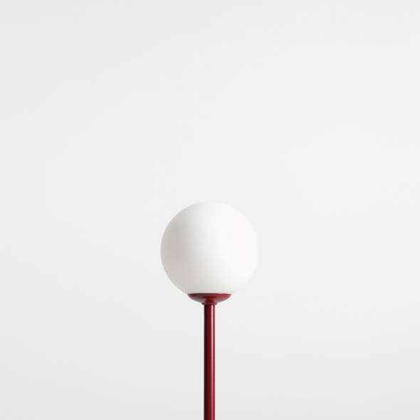 Bordowa lampa stołowa Pinne z mlecznym kloszem
