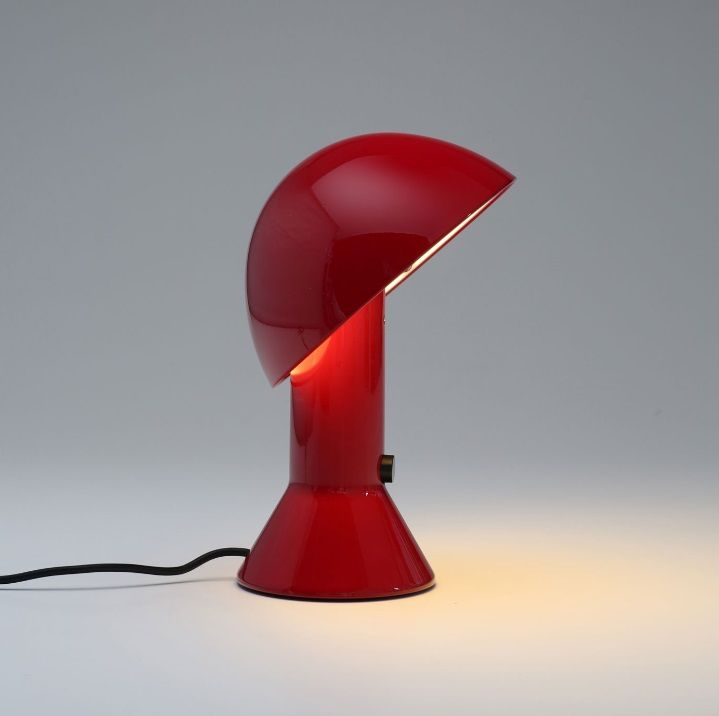 Stylowa czerwona lampa stołowa Elmetto