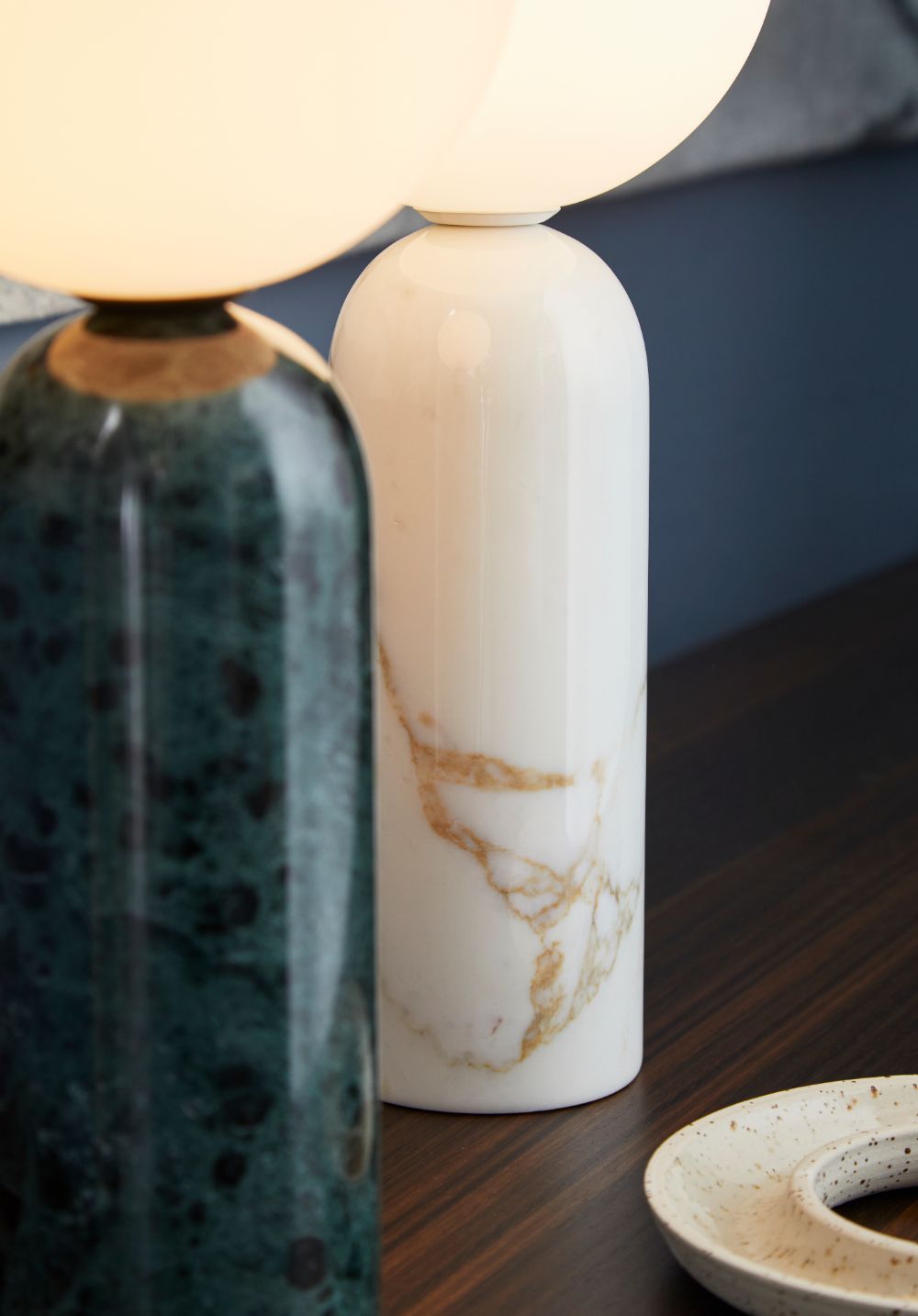 Elegancka lampa stołowa Emma w odcieniu zielonego marmuru
