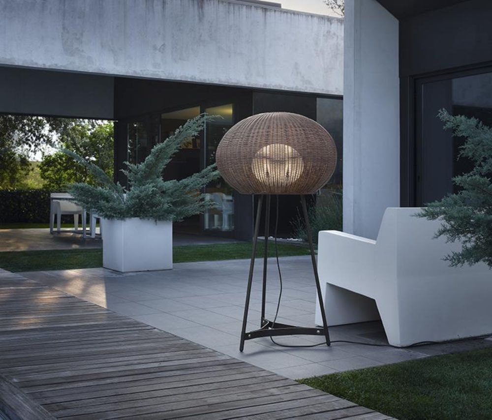 Stylowa brązowa lampa podłogowa Garota P/02 Outdoor o klasie szczelności IP66