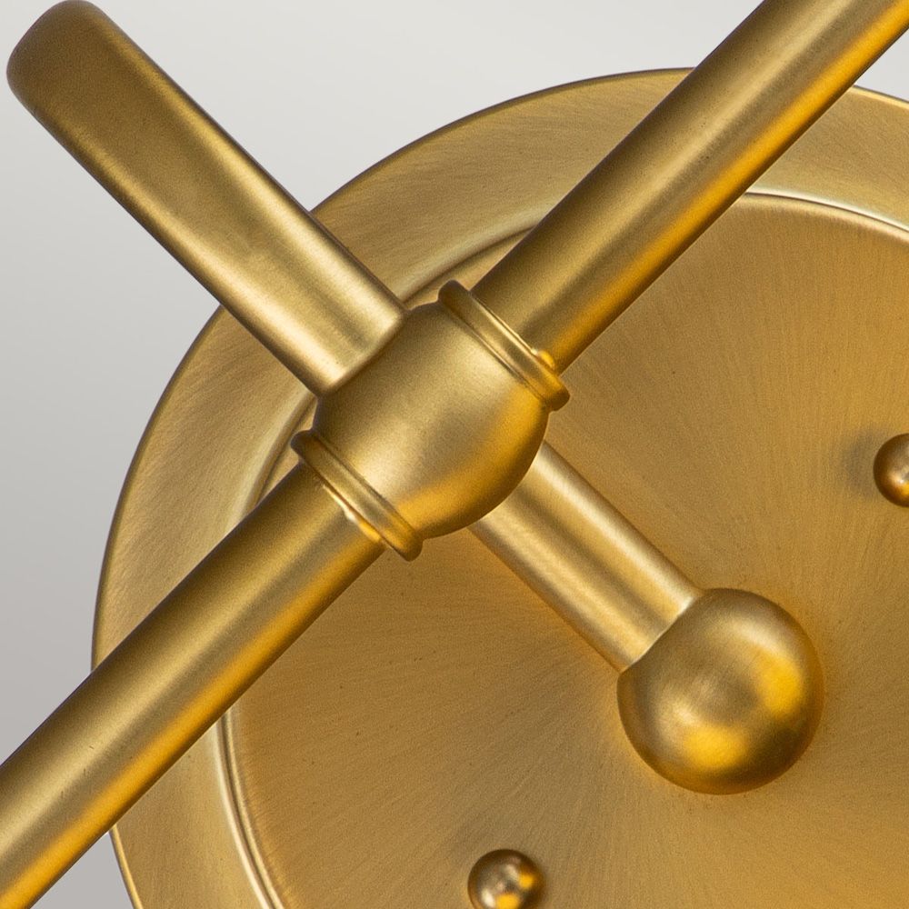 Kinkiet Ainsley z szklanym kloszem w wykończeniu ze szczotkowanego mosiądzu