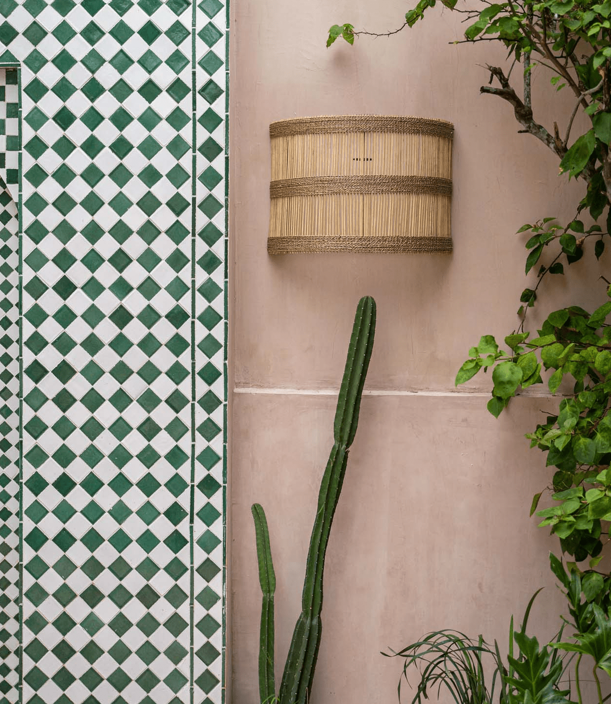 Rattanowy abażur Doedoe – idealny do kinkietu w stylu boho