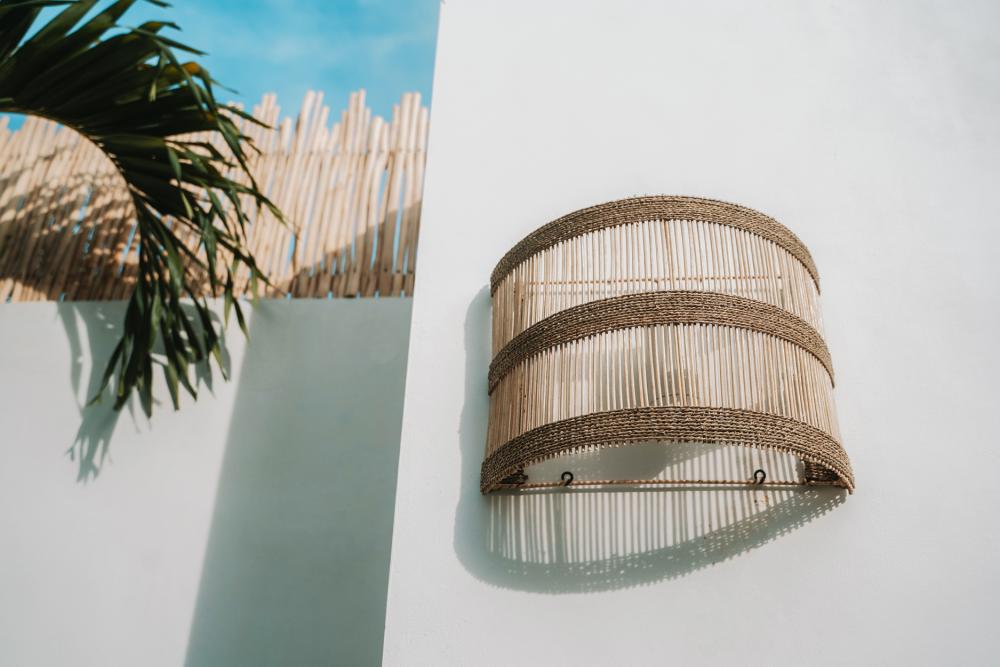 Rattanowy abażur Doedoe – idealny do kinkietu w stylu boho