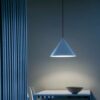 Wisząca lampa Konko Light w kształcie niebieskiego stożka o średnicy 45 cm