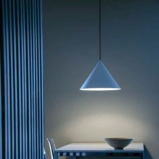 Wisząca lampa Konko Light w kształcie niebieskiego stożka o średnicy 45 cm
