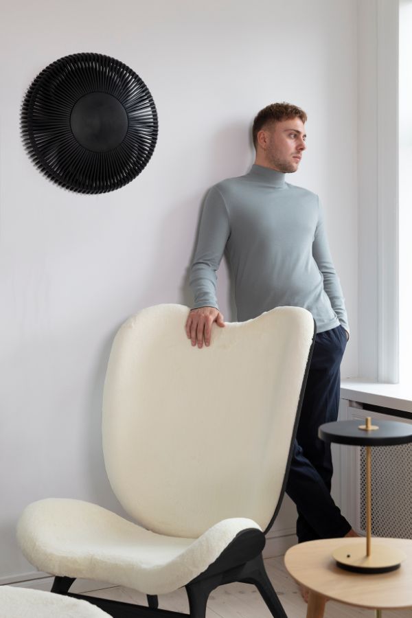 Ażurowy kinkiet Clava Up Wood S z drewna w kolorze czarnego dębu