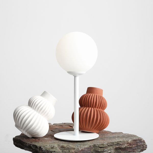 Biała biurkowa lampa Pinne z kloszem ze szkła