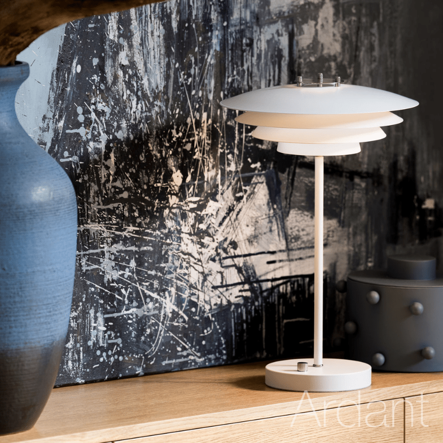 Biała lampa stołowa Bretagne z włącznikiem umieszczonym w podstawie