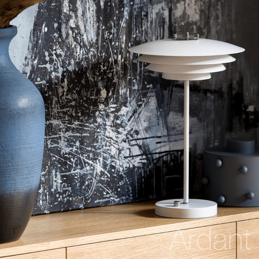 Biała lampa stołowa Bretagne z włącznikiem umieszczonym w podstawie