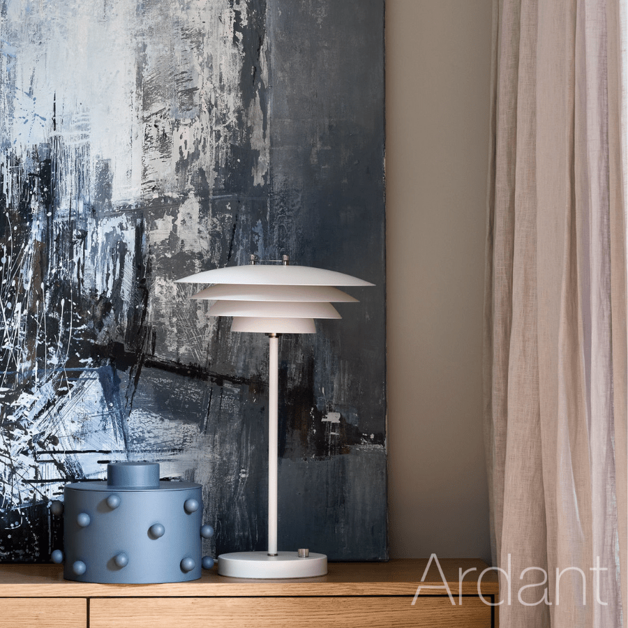 Biała lampa stołowa Bretagne z włącznikiem umieszczonym w podstawie