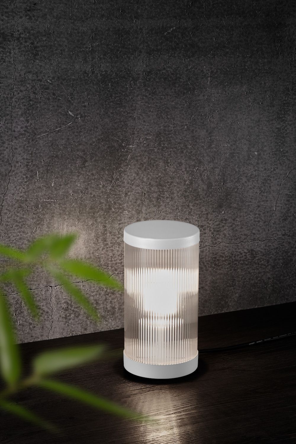 Biała lampa stołowa Coupar, idealna na taras, z klasą szczelności IP54