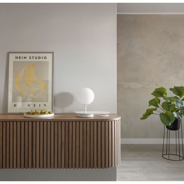 Biała lampa stołowa Hanea St z wbudowaną półką