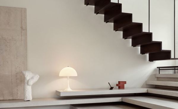 Biała lampa stołowa Panthella od Louisa Poulsena o zaokrąglonej formie